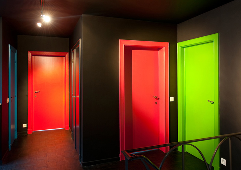 цветные входные двери в интерьере